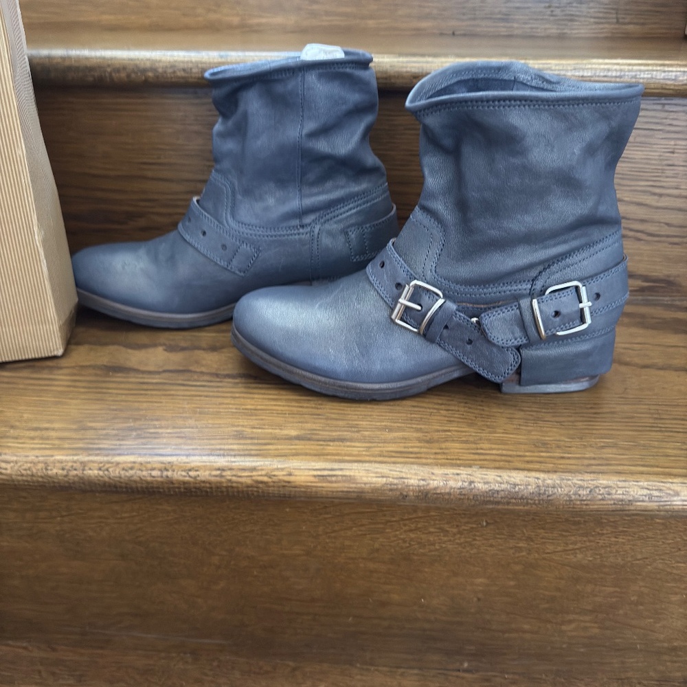 UGG Blue Aria Boots made Made in Italy 8.5  NWT - Picture 7 of 11